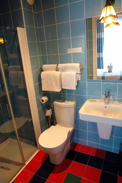 Classic Single Room, 1 Double Bed | Bathroom amenities | Shower, free toiletries, hair dryer, towels