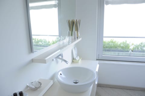 Double Room, Sea View | Bathroom | Shower, free toiletries, hair dryer, bathrobes