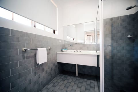 Family Studio Suite | Bathroom