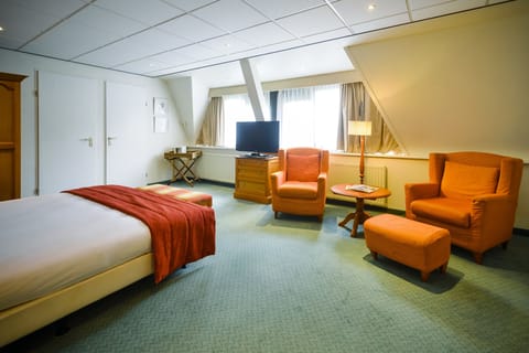 Suite | Desk, rollaway beds, free WiFi, bed sheets