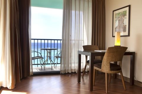 King Room Ocean Front (Infinity Tower)  | Living area | 32-inch flat-screen TV with cable channels, TV, pay movies