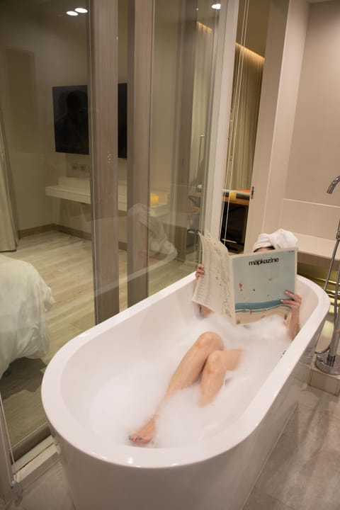 Corner Suite Room | Bathroom | Shower, rainfall showerhead, free toiletries, hair dryer