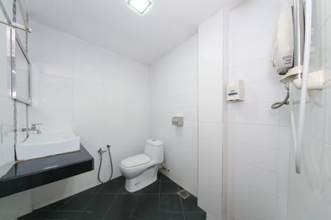 Deluxe Double Room | Bathroom | Shower, rainfall showerhead, free toiletries, bidet