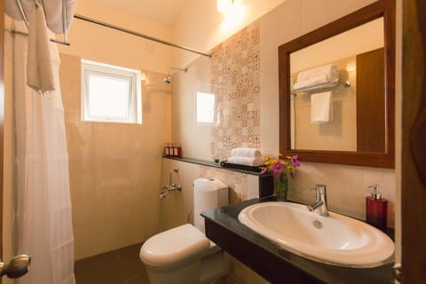 Family Suite | Bathroom | Shower, free toiletries, hair dryer, towels