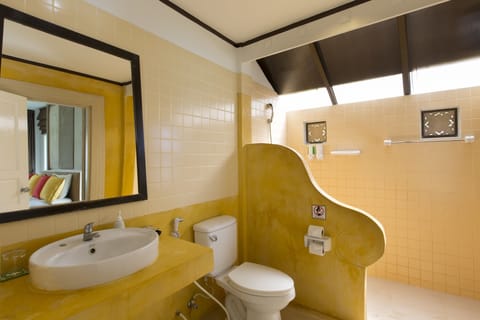 Grand Deluxe Villa Seaview | Bathroom | Shower, free toiletries, hair dryer, slippers