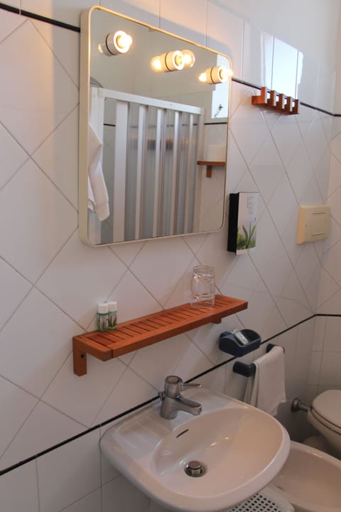 Comfort Double or Twin Room, Balcony | Bathroom | Shower, free toiletries, hair dryer, bidet