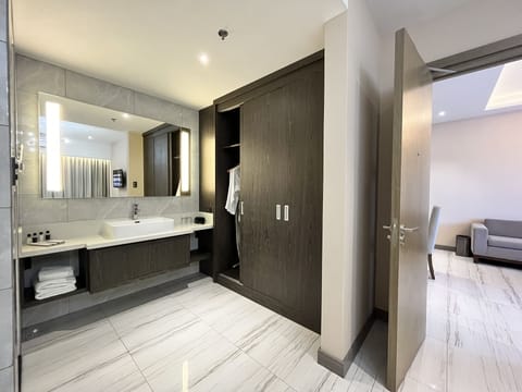 Executive Suite | Bathroom | Free toiletries, hair dryer, bathrobes, slippers