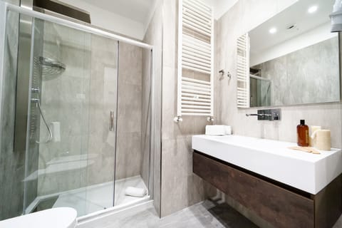 Deluxe Double Room, Sea View | Bathroom | Shower, rainfall showerhead, free toiletries, hair dryer