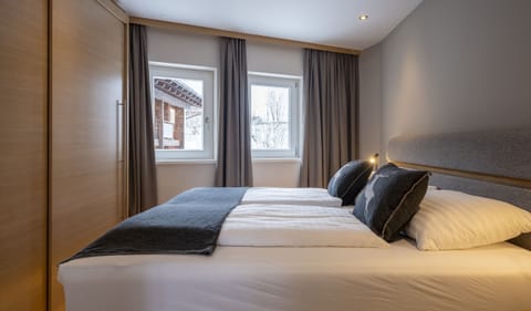 Suite, 2 Bedrooms, Balcony, Mountain View | 2 bedrooms, hypo-allergenic bedding, Select Comfort beds, minibar