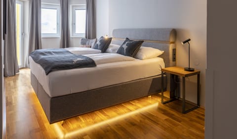 Suite, 2 Bedrooms, Balcony, Mountain View | 2 bedrooms, hypo-allergenic bedding, Select Comfort beds, minibar