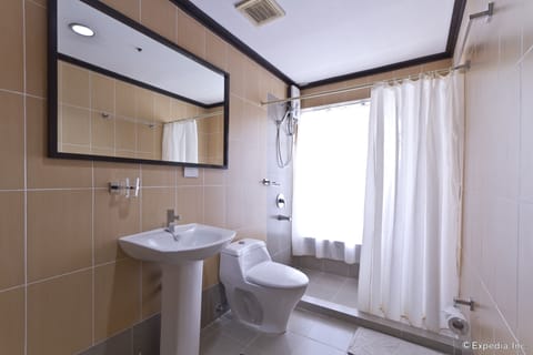 Deluxe Room, 1 King Bed | Bathroom | Shower, towels