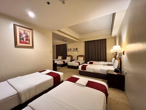 Grand Family Suite for 7 Persons | In-room safe, individually furnished, desk, blackout drapes