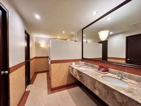 Grand Family Suite for 10 Persons | Bathroom | Free toiletries, hair dryer, slippers, bidet