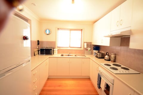 18 Tramway Terrace - Two Bedroom Cottage | Private kitchen | Full-size fridge, microwave, oven, stovetop