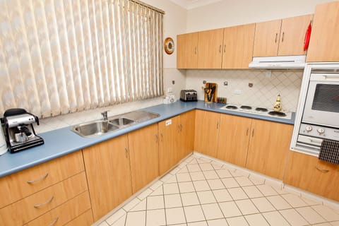 341 Williams Street - Two Bedroom Cottage | Private kitchen | Full-size fridge, microwave, oven, stovetop