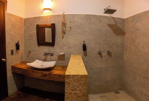 Classic Quadruple Room | Bathroom | Shower, rainfall showerhead, free toiletries, towels