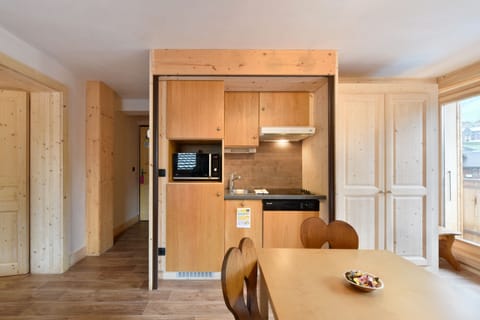 Chambre Suite 2 pieces 5 personnes | Private kitchen | Fridge, microwave, stovetop, dishwasher