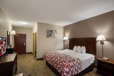 Superior Room, 1 King Bed, Non Smoking | Desk, blackout drapes, iron/ironing board, free WiFi