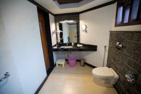 Deluxe Room | Bathroom | Shower, rainfall showerhead, towels