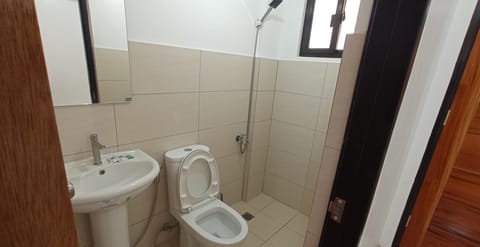 Standard Studio, 1 Queen Bed, Kitchenette, Courtyard View | Bathroom | Shower, free toiletries, hair dryer, slippers