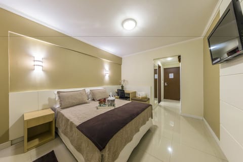 Deluxe Double Room | Minibar, in-room safe, blackout drapes, free cribs/infant beds