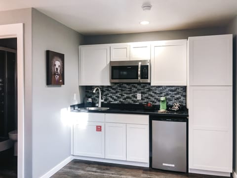 Standard Studio, 1 Queen Bed, Non Smoking (Deluxe Studio Queen) | Private kitchenette | Mini-fridge, microwave, stovetop, coffee/tea maker