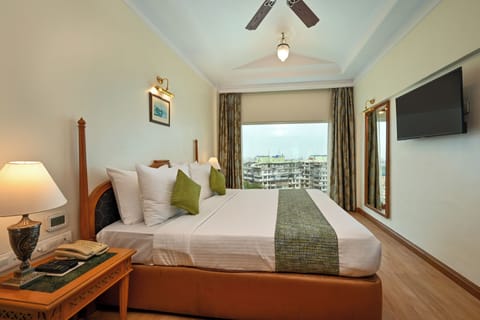 Suite, 1 King Bed, Sea View | Premium bedding, minibar, in-room safe, desk