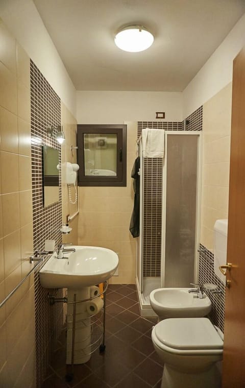 Double Room | Bathroom | Free toiletries, hair dryer, bidet, towels