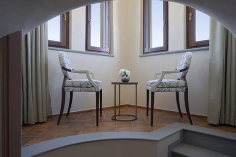 Deluxe Suite | Minibar, in-room safe, desk, blackout drapes