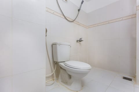 Double Room | Bathroom | Shower, free toiletries, slippers, bidet