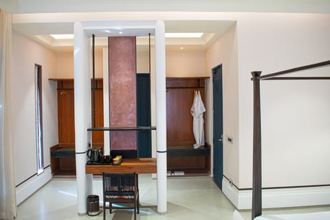 Deluxe Suite | Bathroom | Shower, free toiletries, bathrobes, slippers