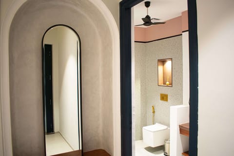 Classic Suite | Bathroom | Shower, free toiletries, bathrobes, slippers