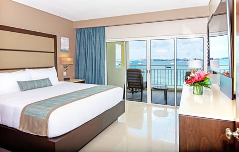 Junior Suite, 1 King Bed, Kitchenette, Oceanfront | Premium bedding, memory foam beds, in-room safe, desk