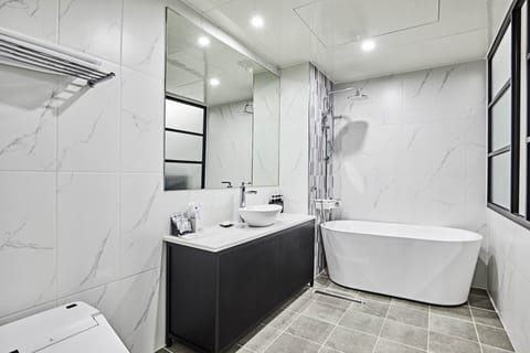 Standard Double Room | Bathroom | Combined shower/tub, designer toiletries, hair dryer, bathrobes