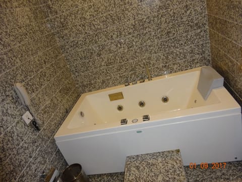 Executive Suite | Jetted tub