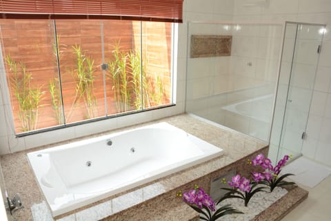 Deluxe Studio Suite | Private spa tub