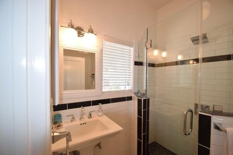 Design Room | Bathroom | Shower, free toiletries, hair dryer, bathrobes