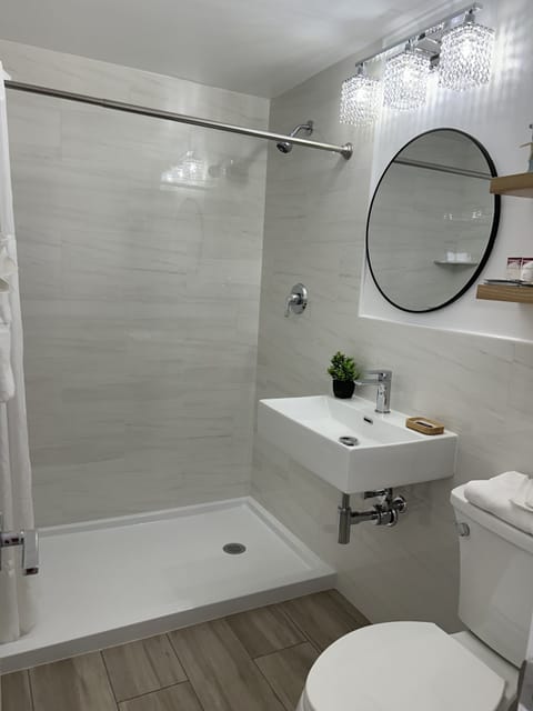 Classic Double Room | Bathroom | Combined shower/tub, free toiletries, hair dryer, towels