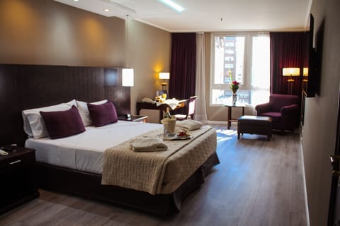 Superior Room, 1 King Bed | Premium bedding, down comforters, pillowtop beds, minibar