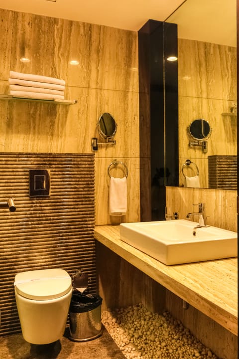 Deluxe Twin Room | Bathroom | Shower, rainfall showerhead, eco-friendly toiletries, hair dryer