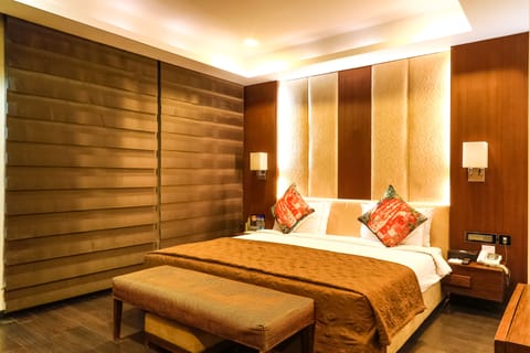 Premium Room | Premium bedding, down comforters, pillowtop beds, minibar