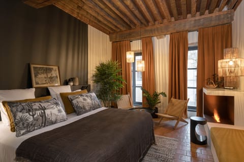 Suite Supérieure Ocre, 22 Rue du Boeuf 69005 Lyon | Premium bedding, minibar, in-room safe, individually decorated