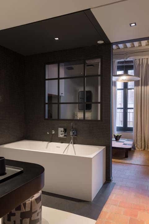 Suite Executive Ambre, 22 Rue du Boeuf 69005 Lyon | Deep soaking bathtub