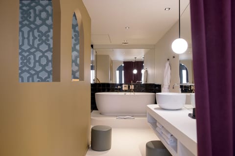 Suite Luxe Palazzo, 22 Rue du Boeuf 69005 Lyon | Bathroom | Hair dryer, towels, soap, shampoo