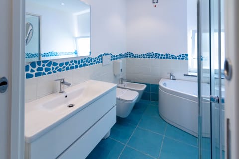 Junior Room | Bathroom | Shower, free toiletries, hair dryer, towels