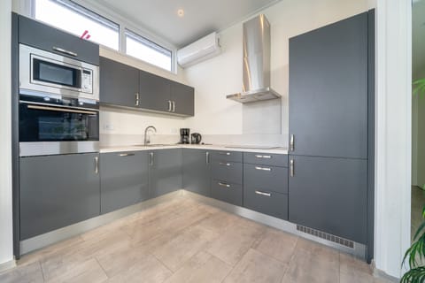 Pavilion 6 | Private kitchen | Full-size fridge, microwave, stovetop, coffee/tea maker