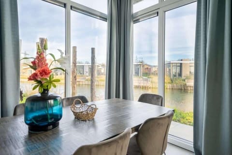 Pavilion 8 | Living area | 32-inch flat-screen TV with digital channels, TV