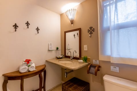 Suíte Standard | Bathroom | Free toiletries, hair dryer, towels, soap