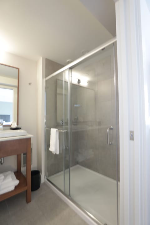 Deluxe Loft, 1 Bedroom | Bathroom | Shower, rainfall showerhead, designer toiletries, hair dryer