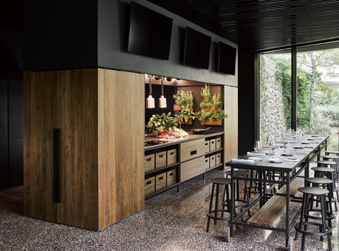 3 restaurants, breakfast served